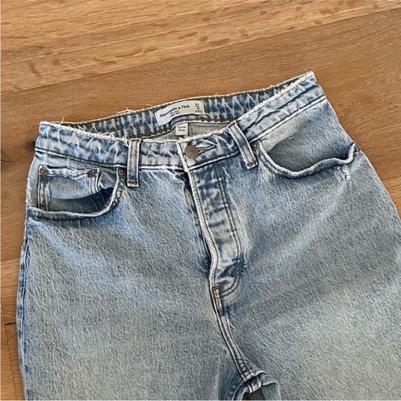 Abercrombie and Fitch Dad High Rise Jeans - Picture 6 of 10